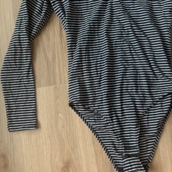 ** Everlane V-Neck Black And White Striped Bodysuit Medium - Picture 2 of 7